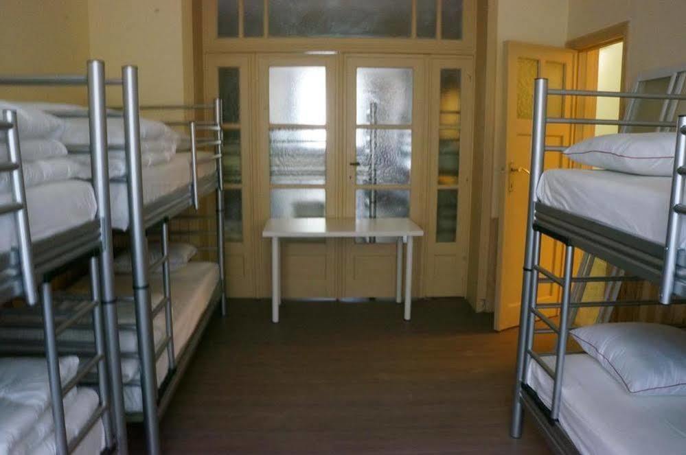 Es Hostel Saint-Gilles Esterno foto